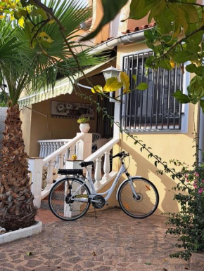 Paraíso Familiar en Marisol Park Bungalow con Piscina, Tenis y Parking